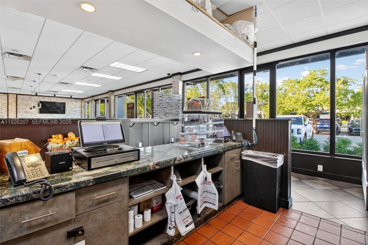 Fully Turnkey Restaurant For Sale In The Heart Of, Pinecrest, FL 33156 Photo