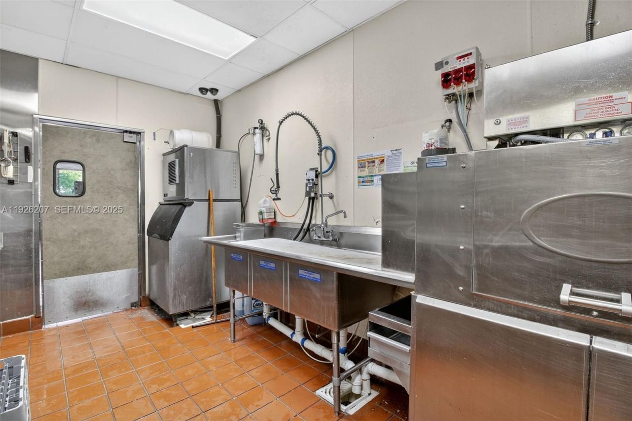 Fully Turnkey Restaurant For Sale In The Heart Of, Pinecrest, FL 33156 Photo
