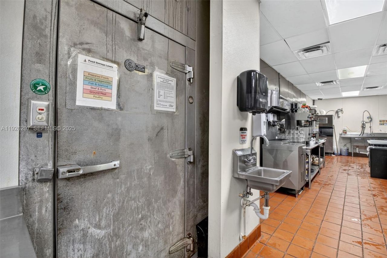 Fully Turnkey Restaurant For Sale In The Heart Of, Pinecrest, FL 33156 Photo