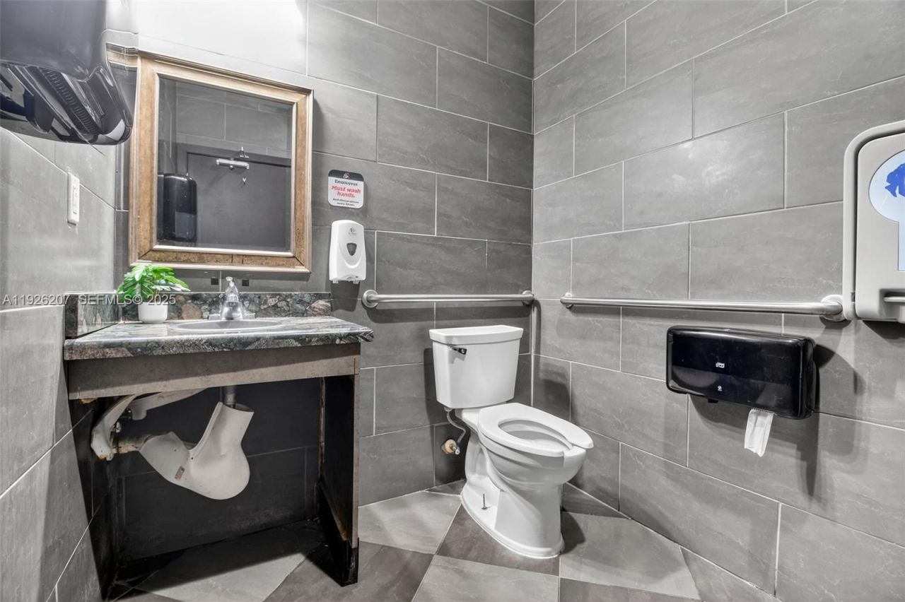 Fully Turnkey Restaurant For Sale In The Heart Of, Pinecrest, FL 33156 Photo