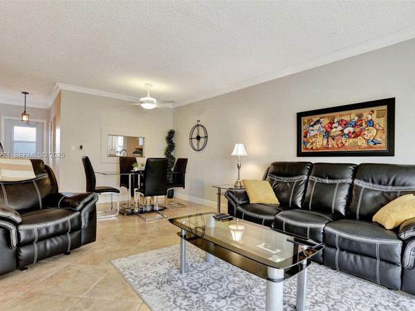 4806 NW 36th St, Unit 605, Lauderdale Lakes, FL 33319