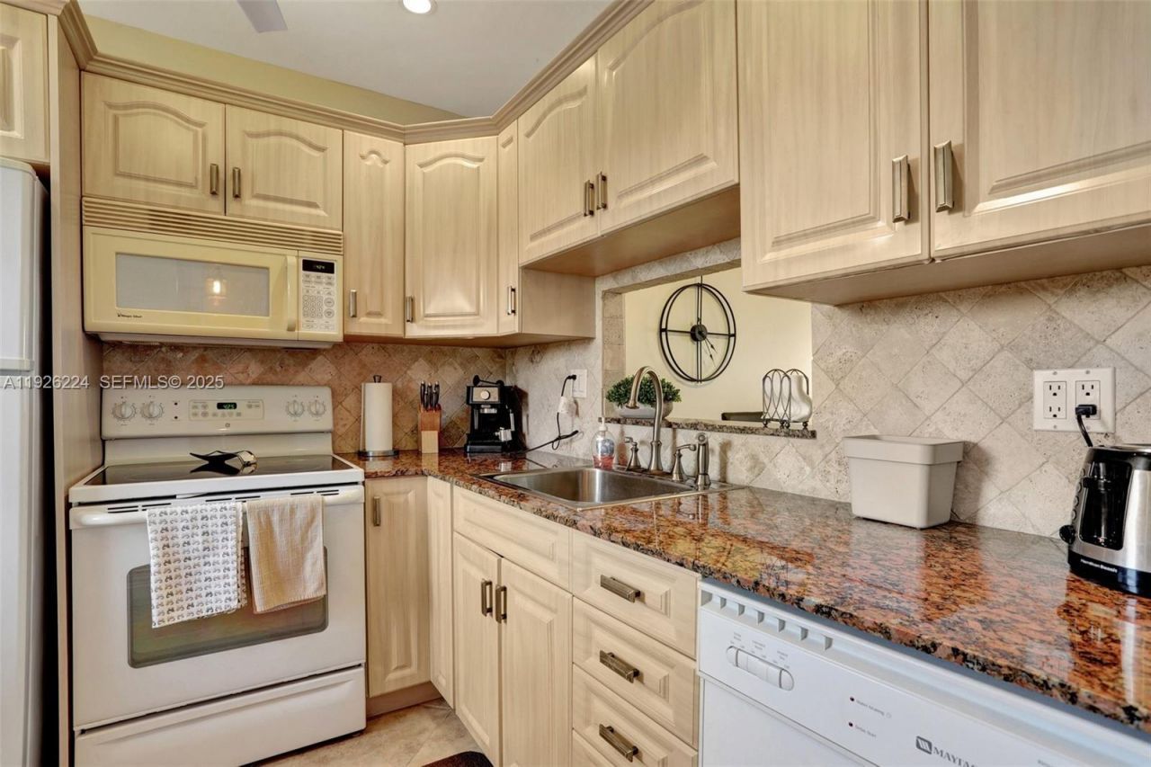 4806 NW 36th St, Unit 605, Lauderdale Lakes, FL 33319 Photo