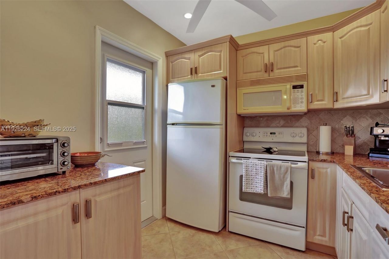 4806 NW 36th St, Unit 605, Lauderdale Lakes, FL 33319 Photo