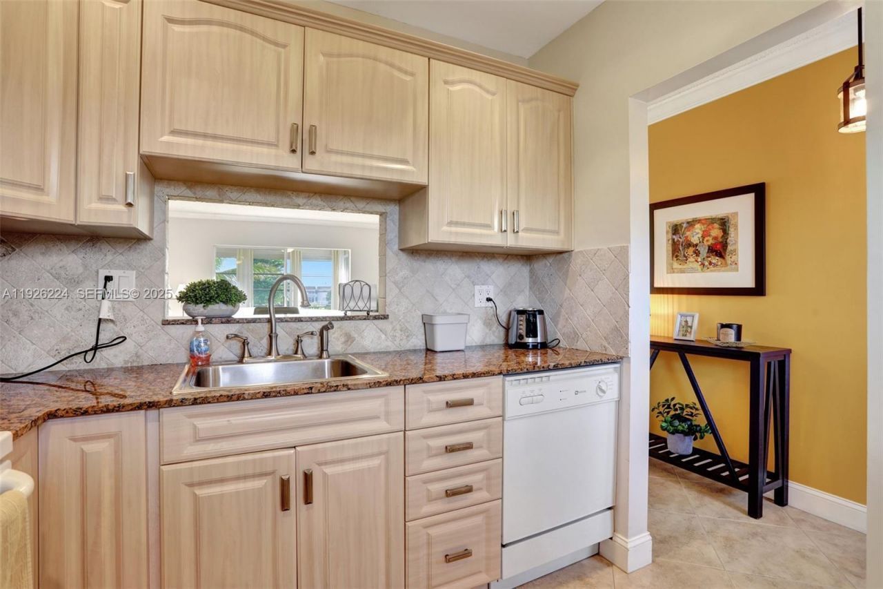 4806 NW 36th St, Unit 605, Lauderdale Lakes, FL 33319 Photo