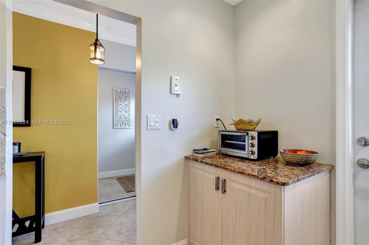 4806 NW 36th St, Unit 605, Lauderdale Lakes, FL 33319 Photo