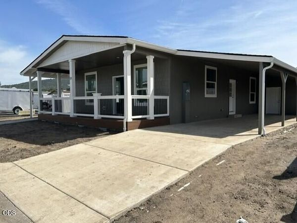 333 Mountain View Drive, Unit 121, Talent, OR 97540