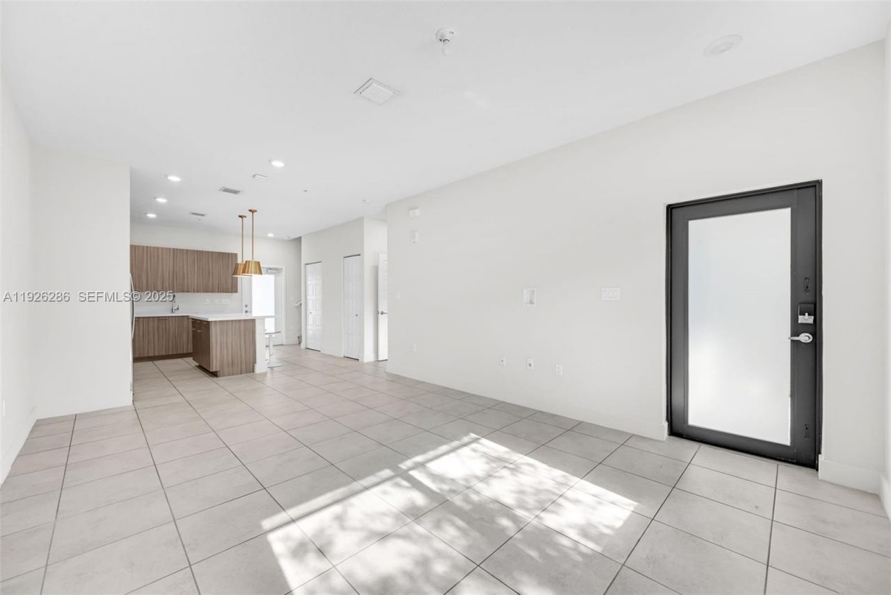 8301 NW 41st St, Unit B-102, Doral, FL 33166 Photo