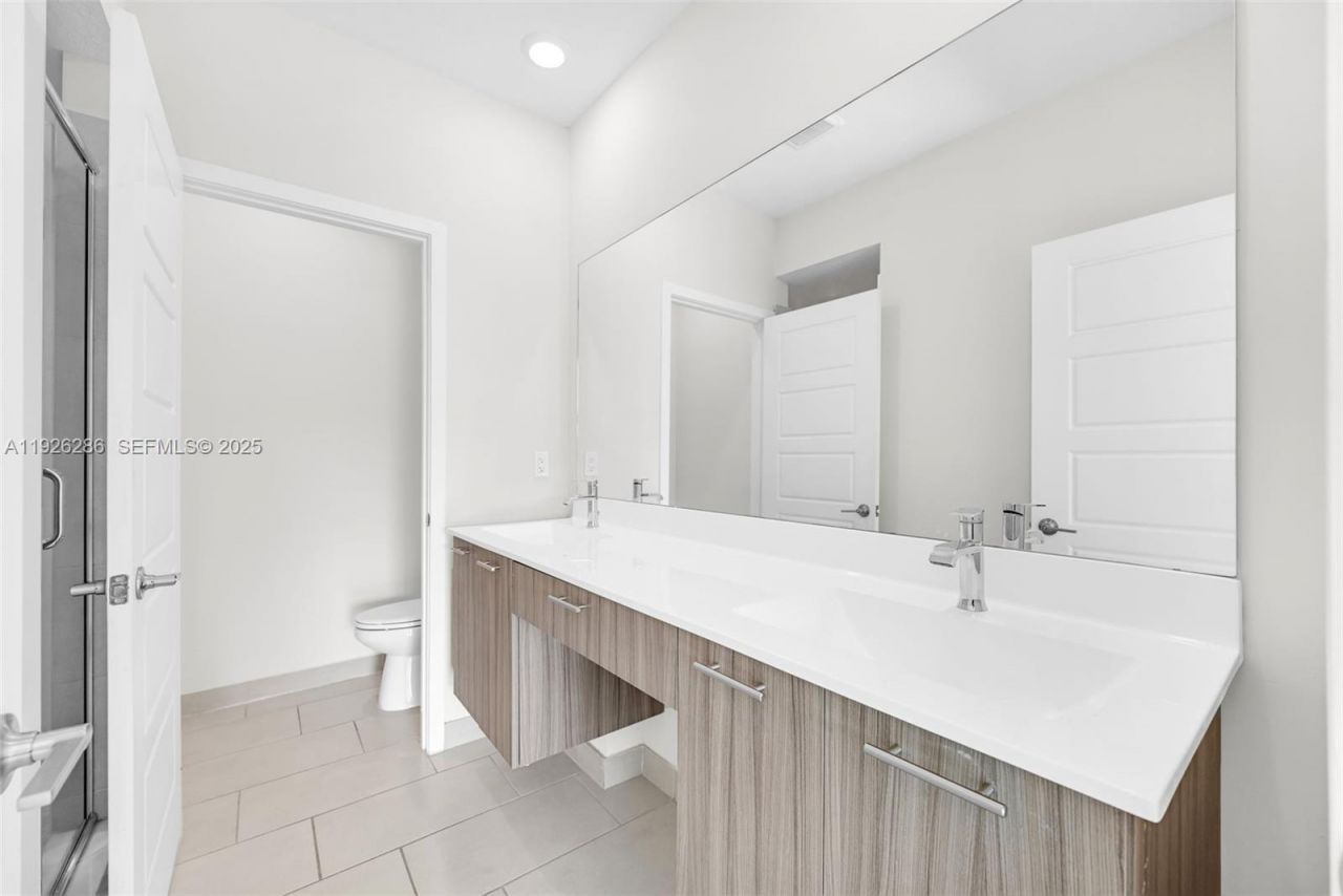 8301 NW 41st St, Unit B-102, Doral, FL 33166 Photo