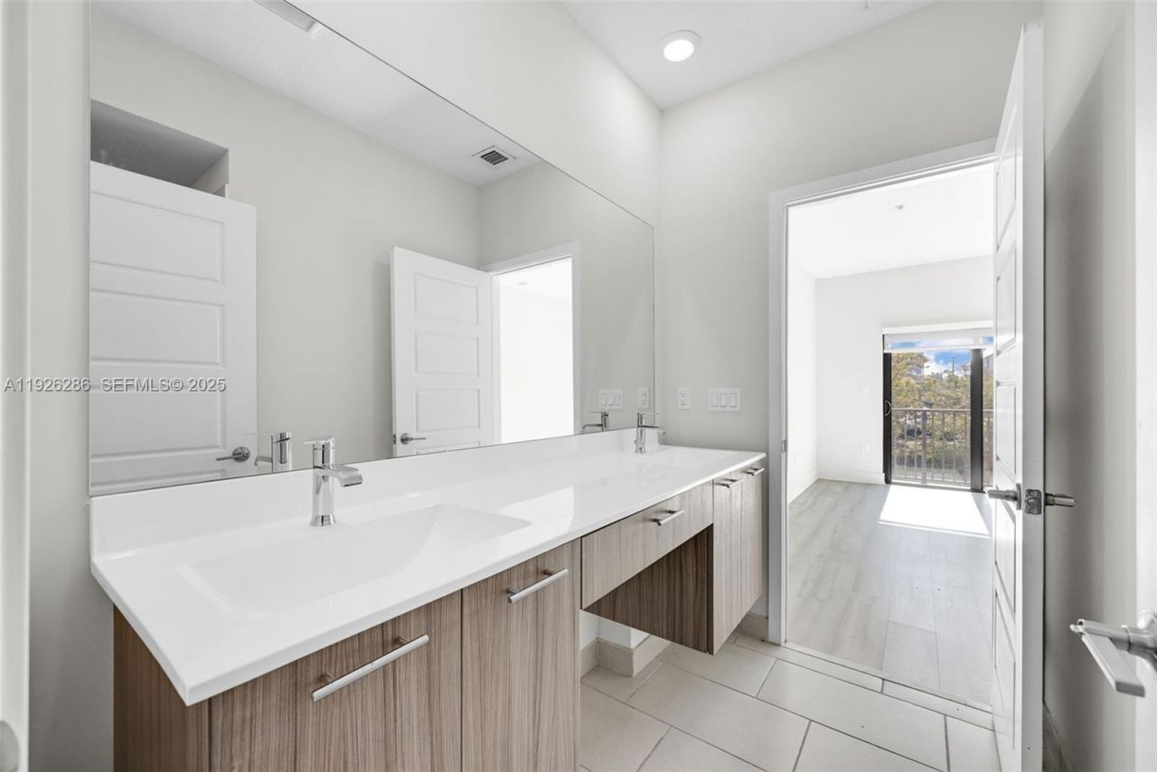 8301 NW 41st St, Unit B-102, Doral, FL 33166 Photo