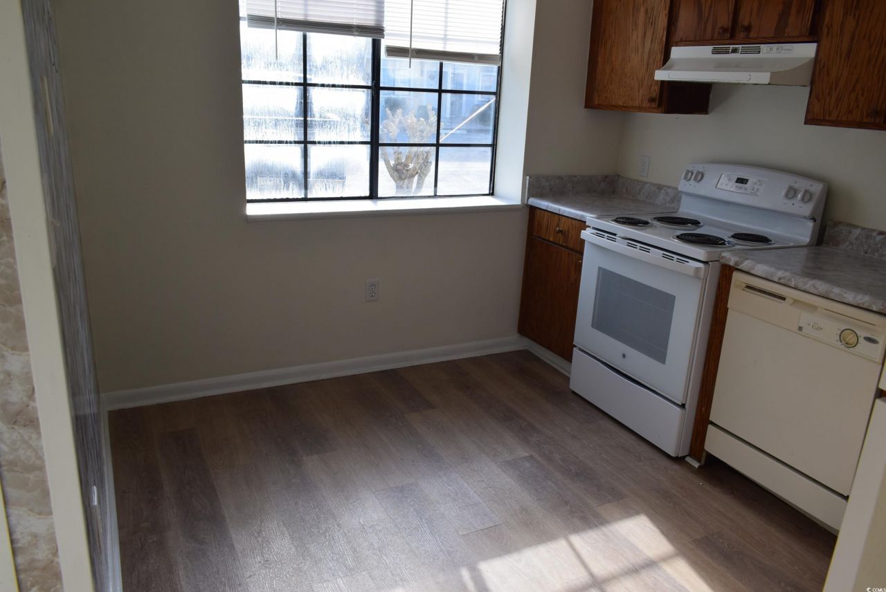 1208 Pinegrove Dr. Photo 11