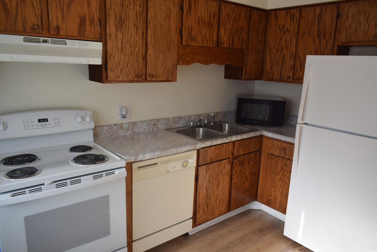 1208 Pinegrove Dr. Photo 9