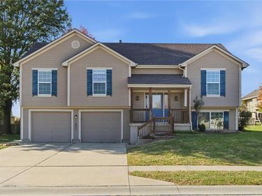 21406 Red Oak Lane, Peculiar, MO 64078
