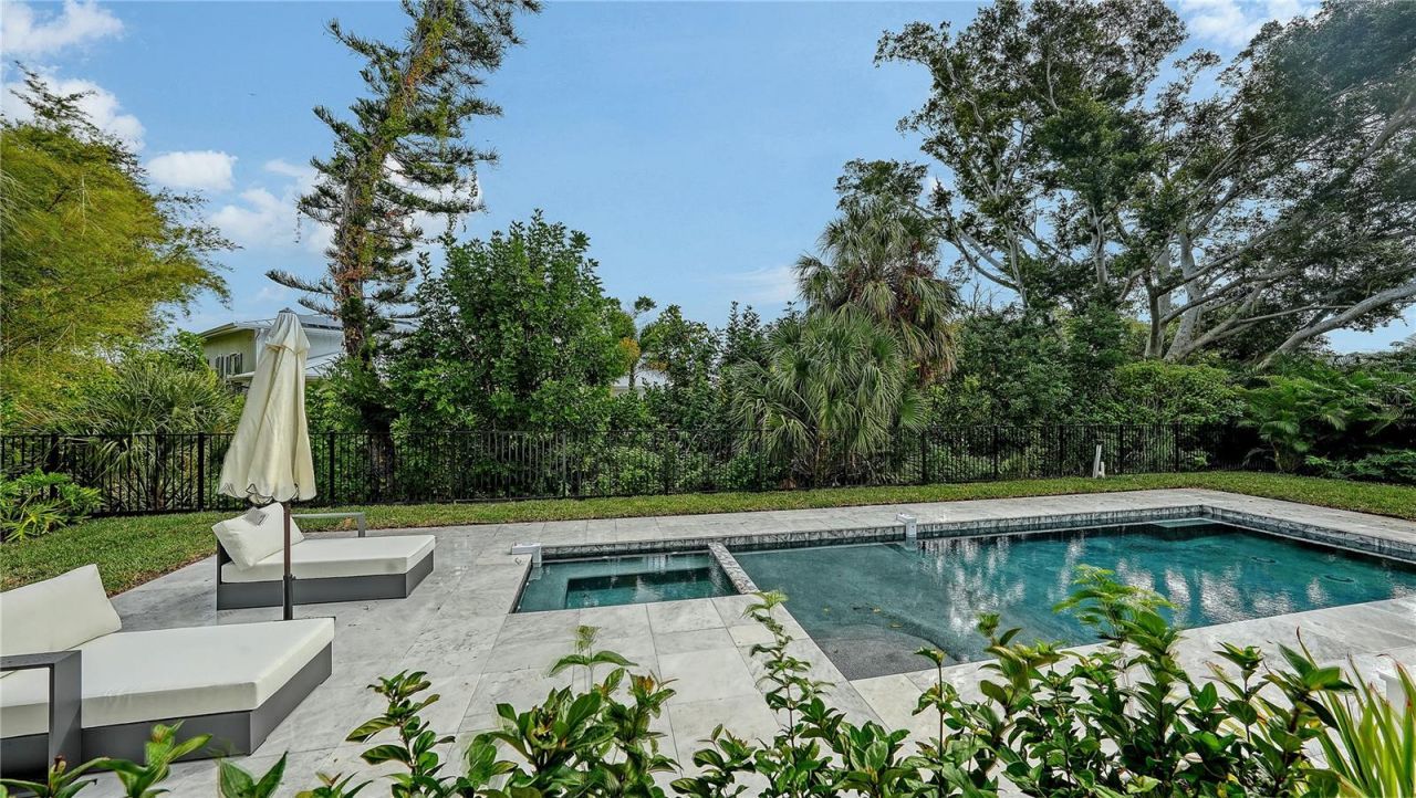 656 Tropical Circle, Sarasota, FL 34242 Photo