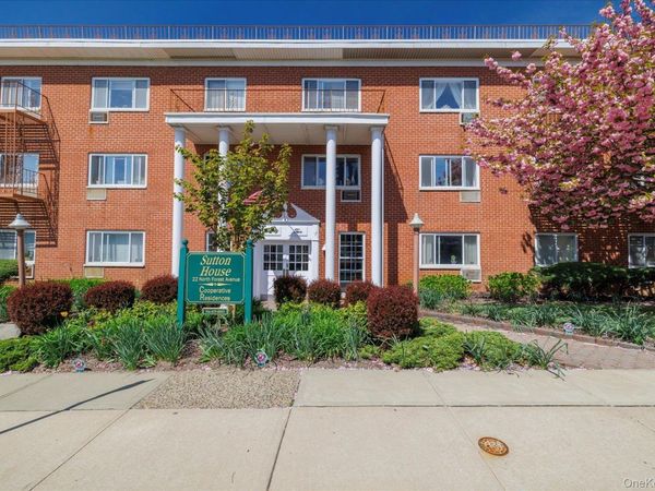 22 North Forest Avenue, Unit 1E, Rockville Centre, NY 11570