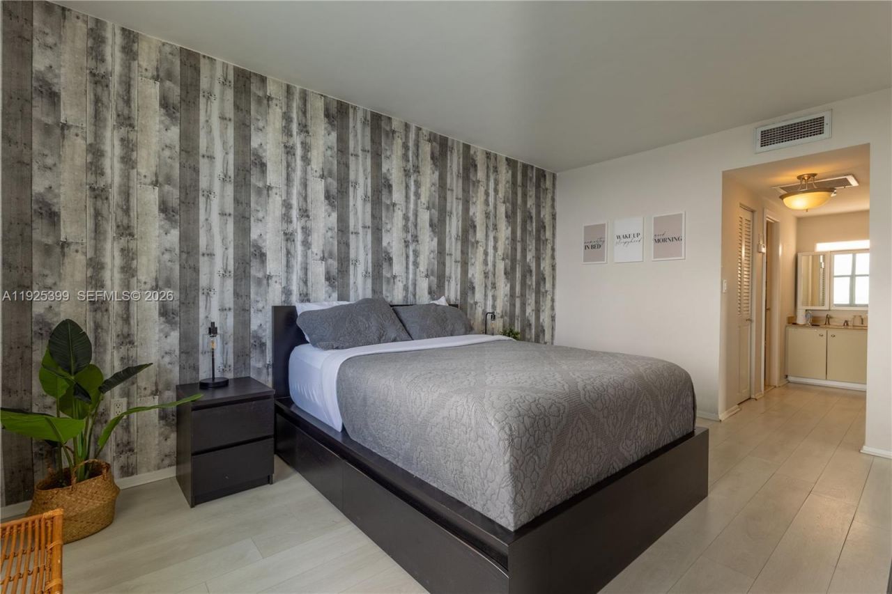 300 SE Bayview Dr, Unit 2114, Sunny Isles Beach, FL 33160 Photo