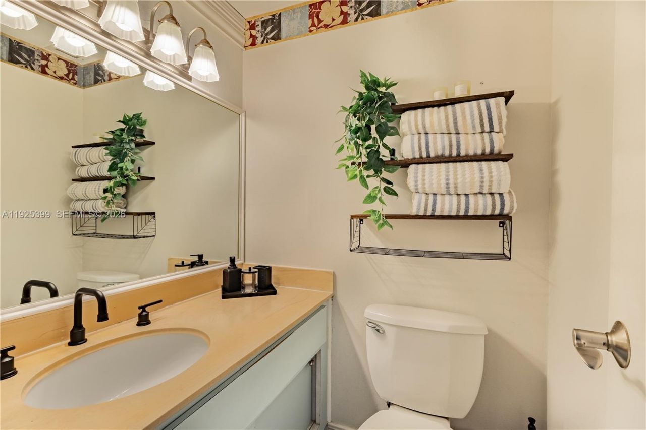 300 SE Bayview Dr, Unit 2114, Sunny Isles Beach, FL 33160 Photo