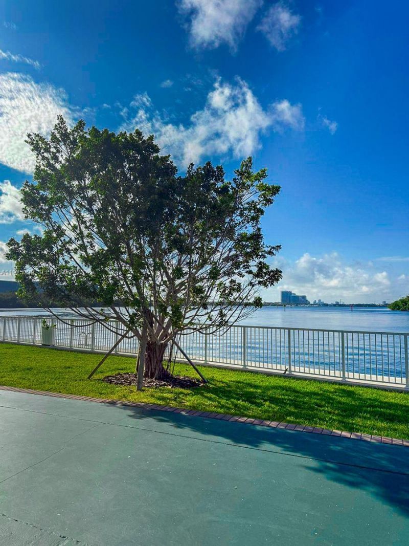 300 SE Bayview Dr, Unit 2114, Sunny Isles Beach, FL 33160 Photo