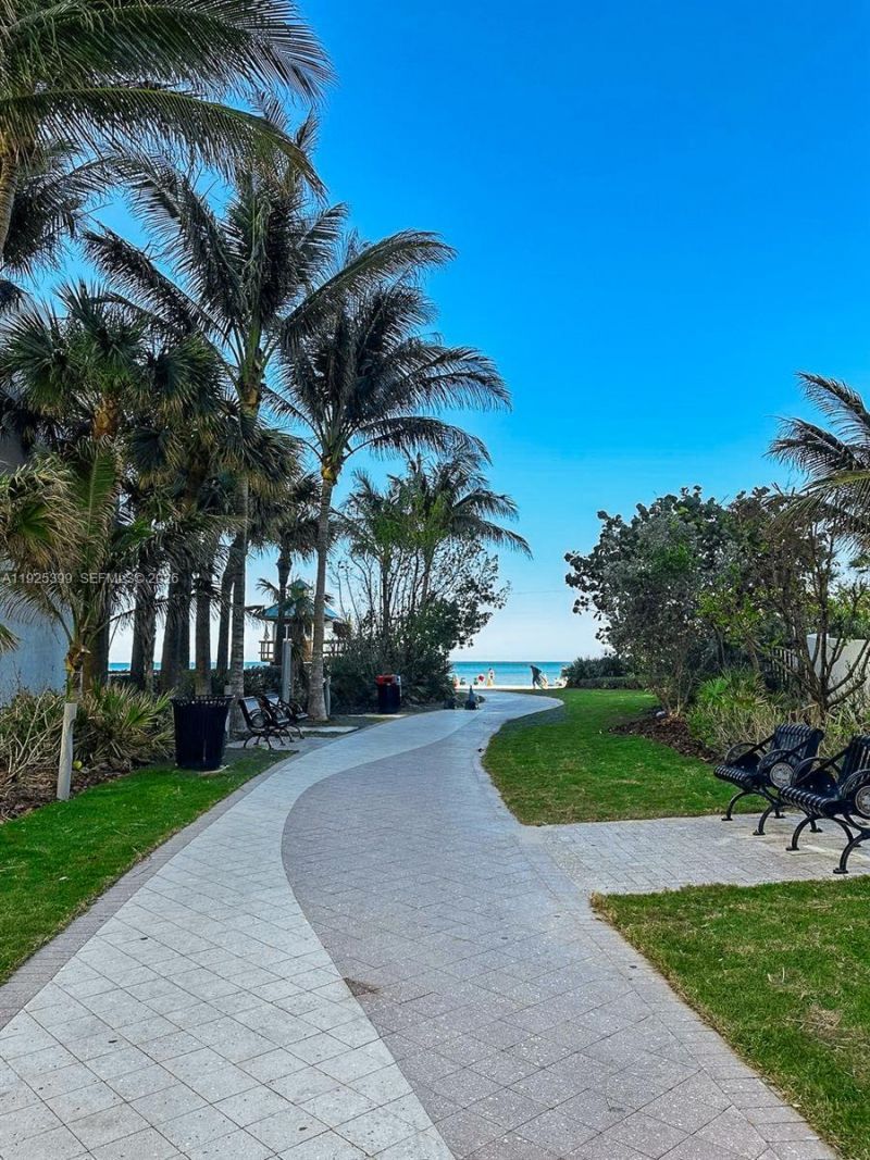 300 SE Bayview Dr, Unit 2114, Sunny Isles Beach, FL 33160 Photo