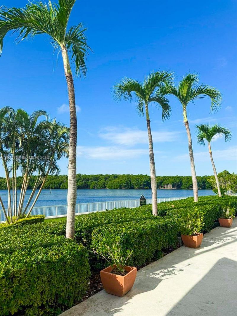 300 SE Bayview Dr, Unit 2114, Sunny Isles Beach, FL 33160 Photo