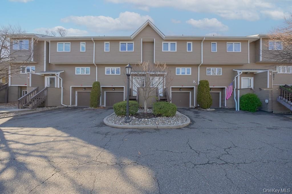 75 Village Green, Bardonia, NY 10954 Main Photo