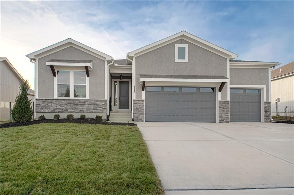 4624 SW Robinson Drive, Lee's Summit, MO 64083 Main Photo