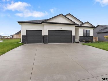 21858 Amber Circle, Gretna, NE 68028