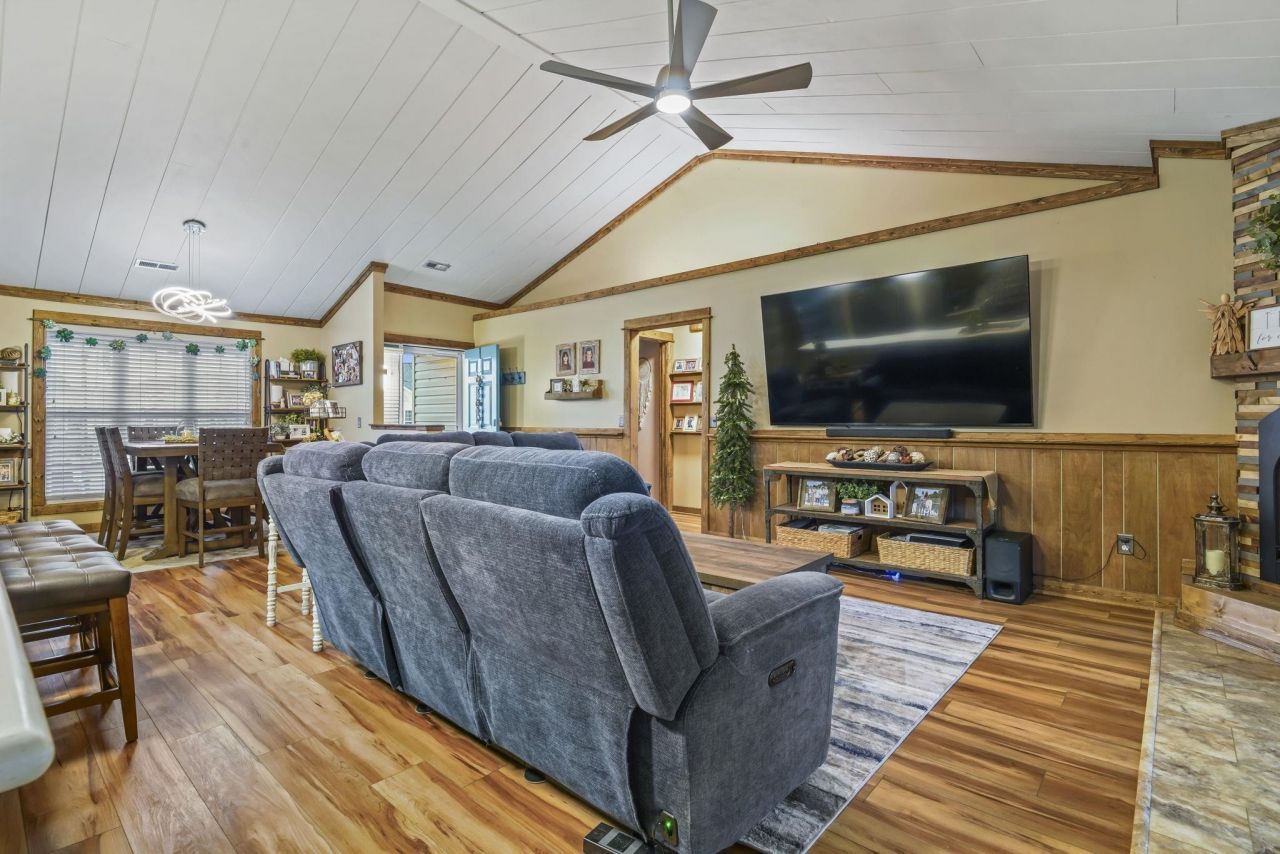 1427 Half Penny Loop Photo 12