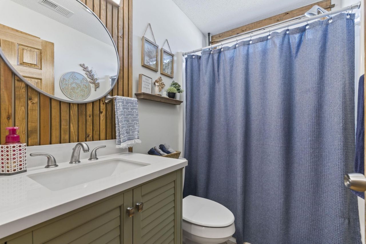 1427 Half Penny Loop Photo 16