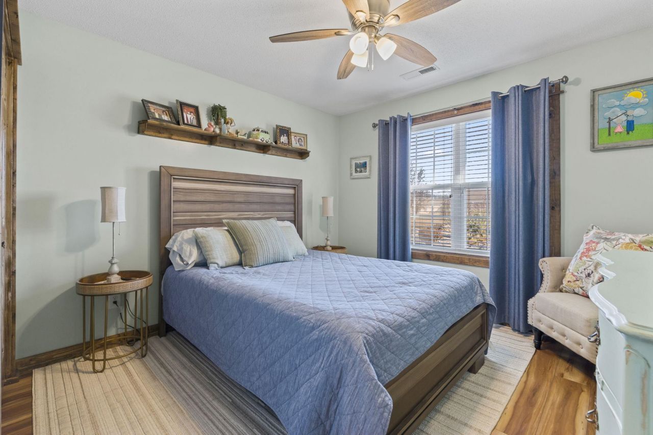 1427 Half Penny Loop Photo 17