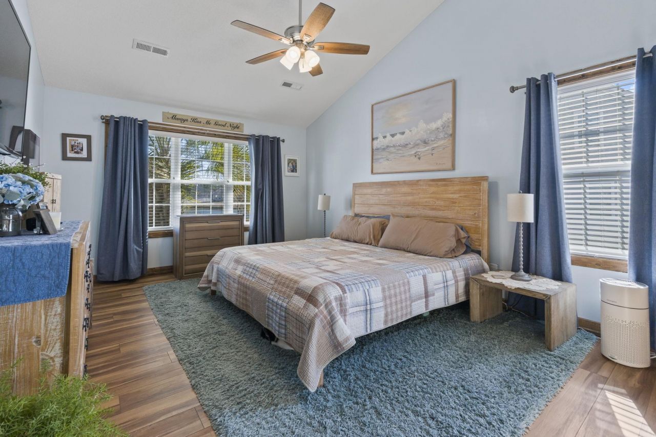 1427 Half Penny Loop Photo 18