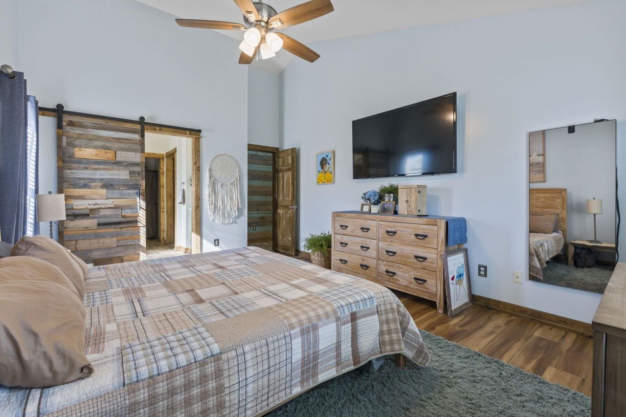 1427 Half Penny Loop Photo 19