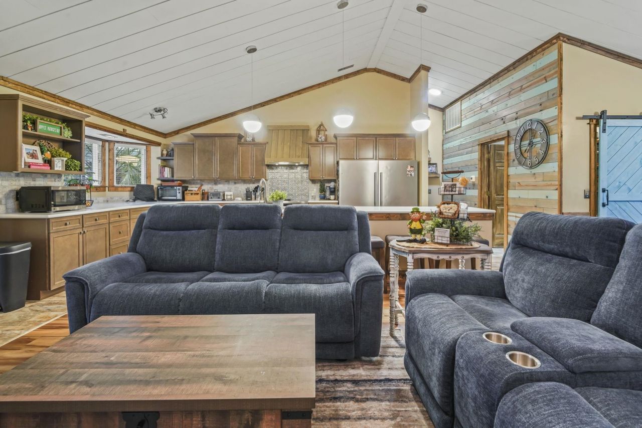 1427 Half Penny Loop Photo 7