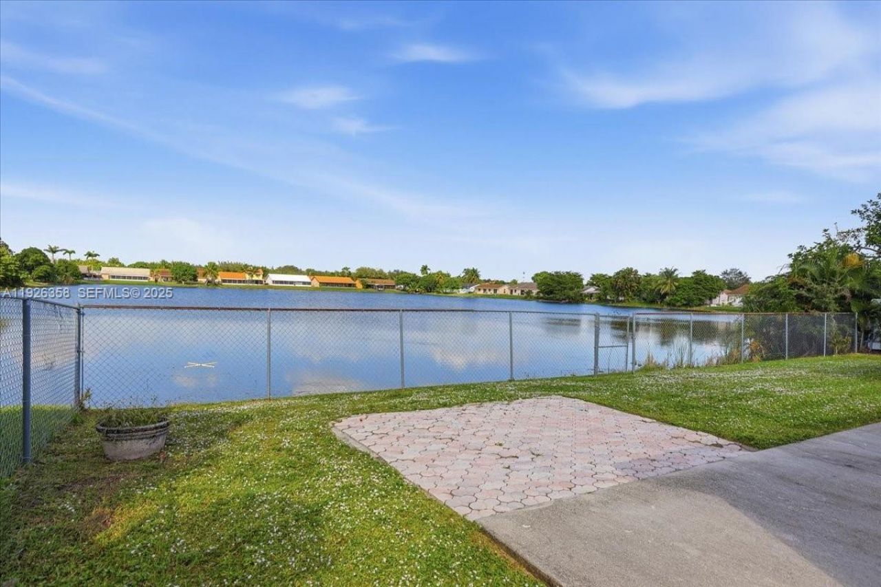 9111 S Lake Miramar Cir, Miramar, FL 33025 Photo