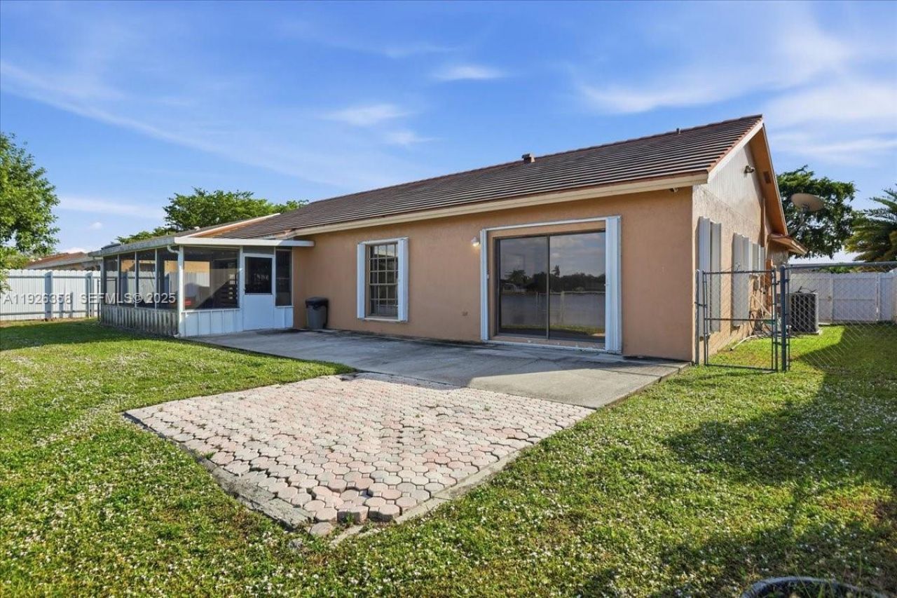 9111 S Lake Miramar Cir, Miramar, FL 33025 Photo