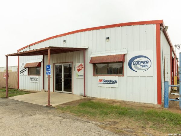 2408 Zanderson Ave, Jourdanton, TX 78026