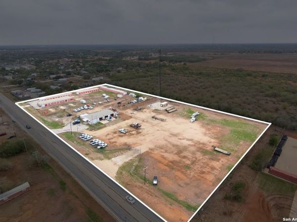 2408 Zanderson Ave, Jourdanton, TX 78026