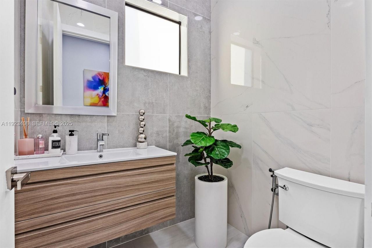 81 S Royal Poinciana Blvd, Miami Springs, FL 33166 Photo