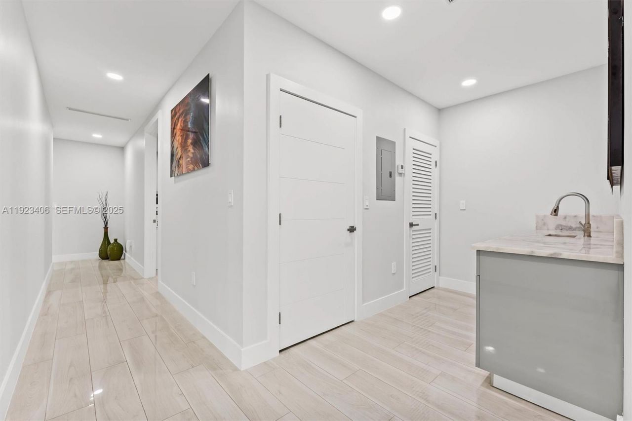 81 S Royal Poinciana Blvd, Miami Springs, FL 33166 Photo