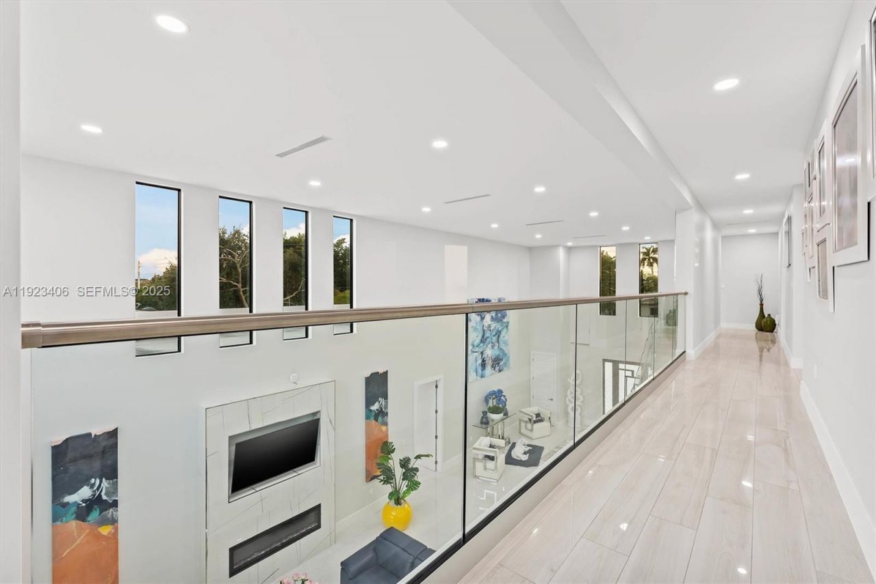 81 S Royal Poinciana Blvd, Miami Springs, FL 33166 Photo