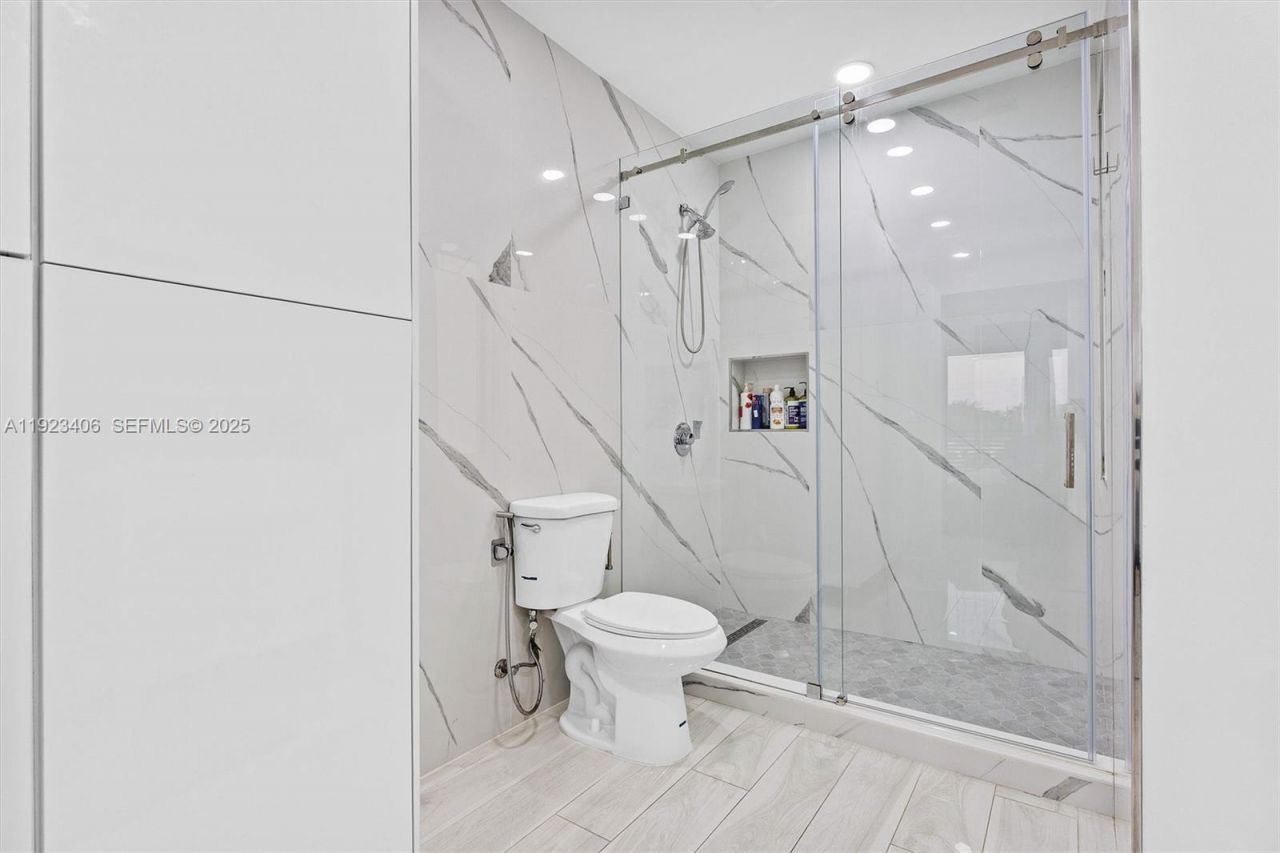 81 S Royal Poinciana Blvd, Miami Springs, FL 33166 Photo