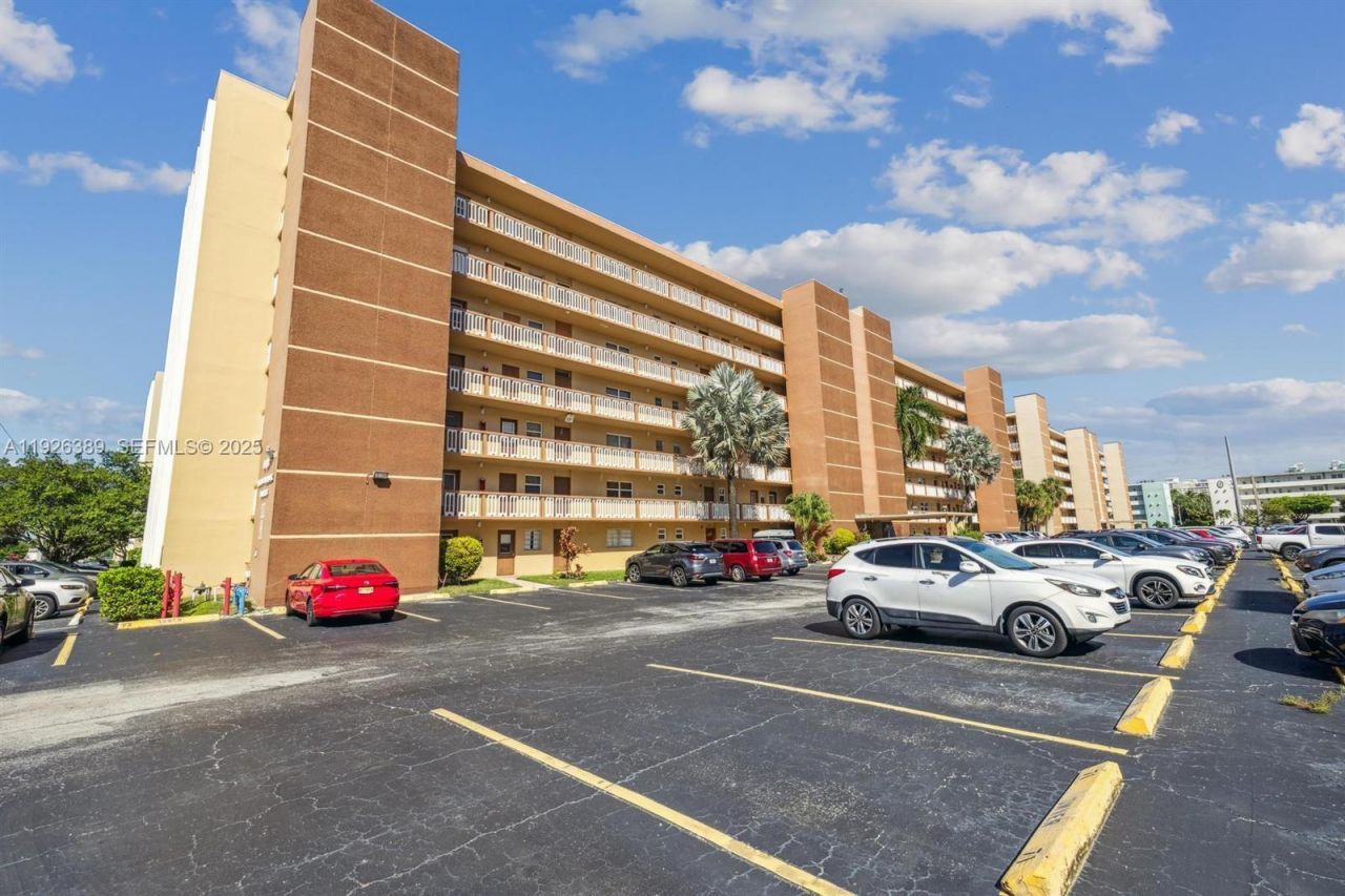 610 NE 12th Ave, Unit 304, Hallandale Beach, FL 33009 Photo