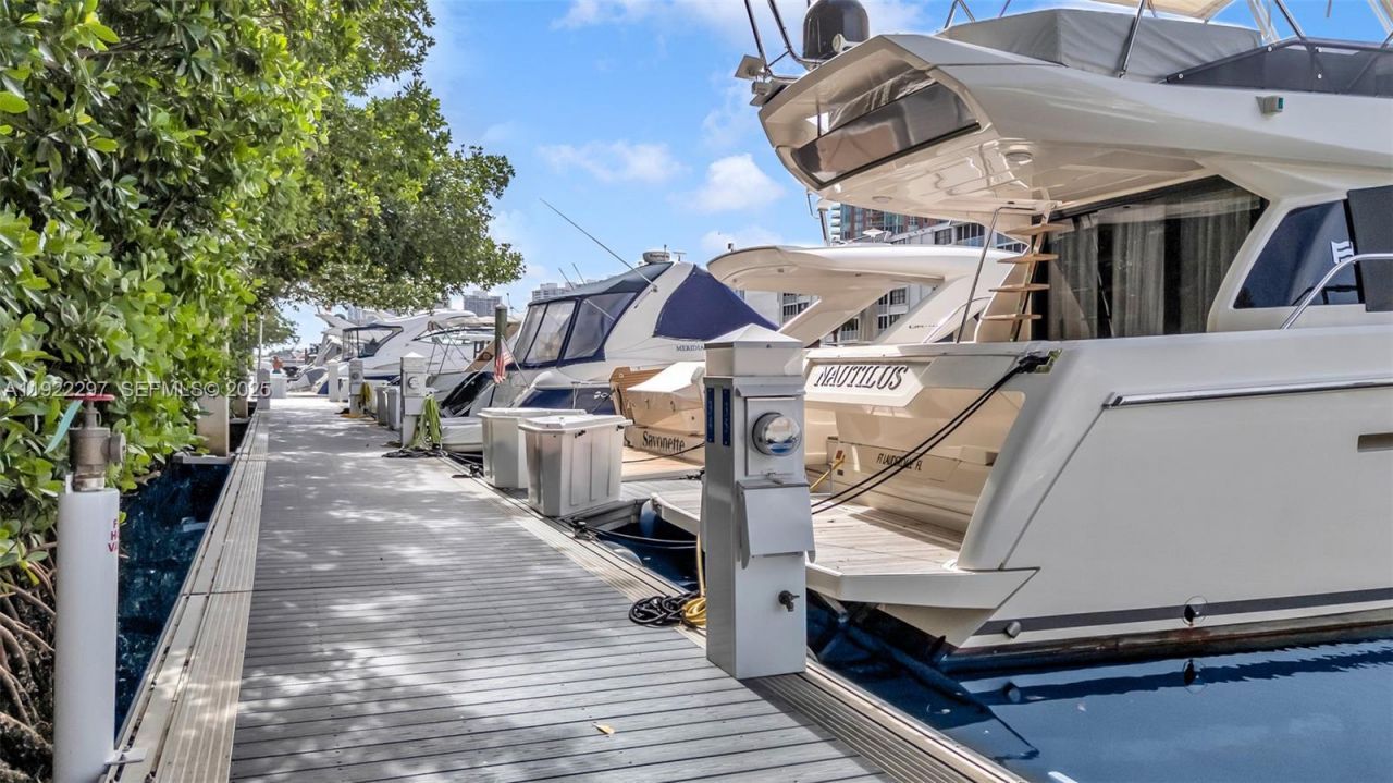 3575 Mystic Pointe Dr # 34, Aventura, FL 33180 Photo