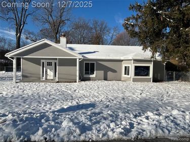 2488 Willow Beach Street, Keego Harbor, MI 48320