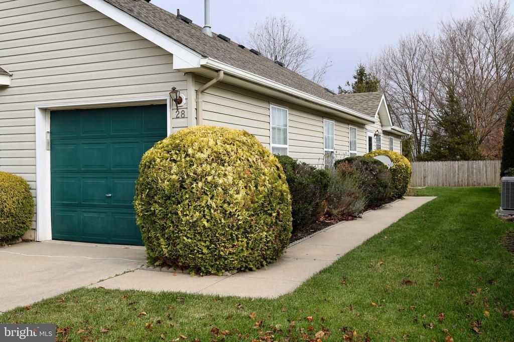 28 Palmer Square, Beverly, NJ 08010 Main Photo