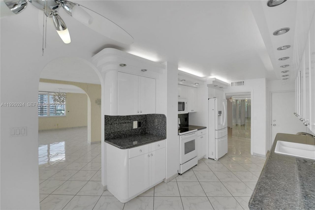 1920 S Ocean Dr, Unit 16B, Hallandale Beach, FL 33009 Photo