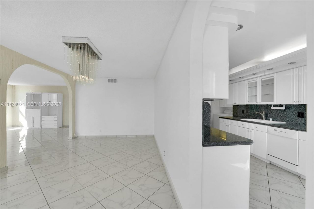 1920 S Ocean Dr, Unit 16B, Hallandale Beach, FL 33009 Photo