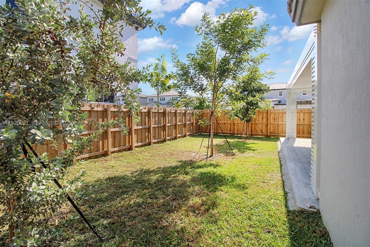 879 SE 26th Ter, Homestead, FL 33035 Photo