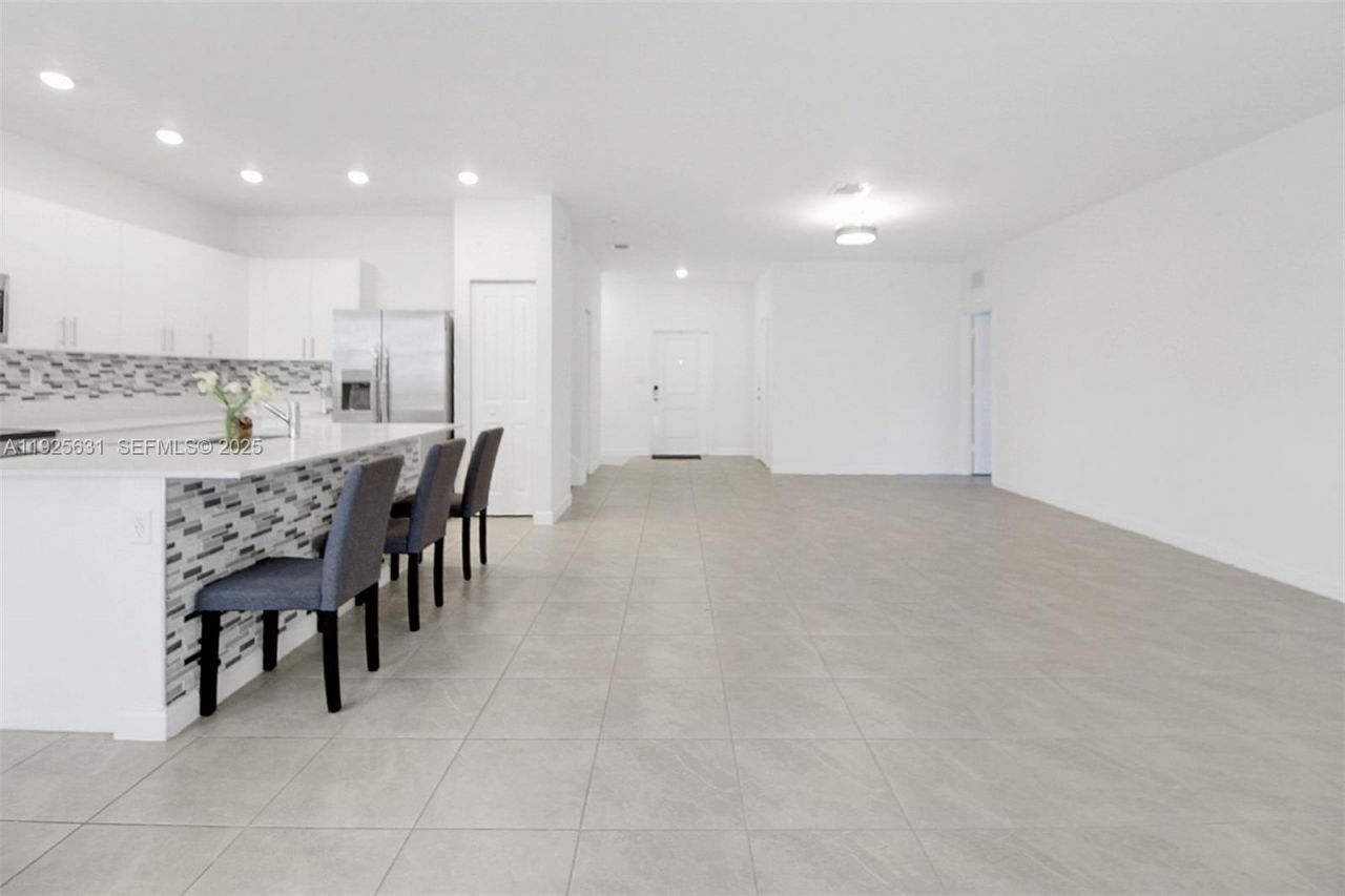 879 SE 26th Ter, Homestead, FL 33035 Photo