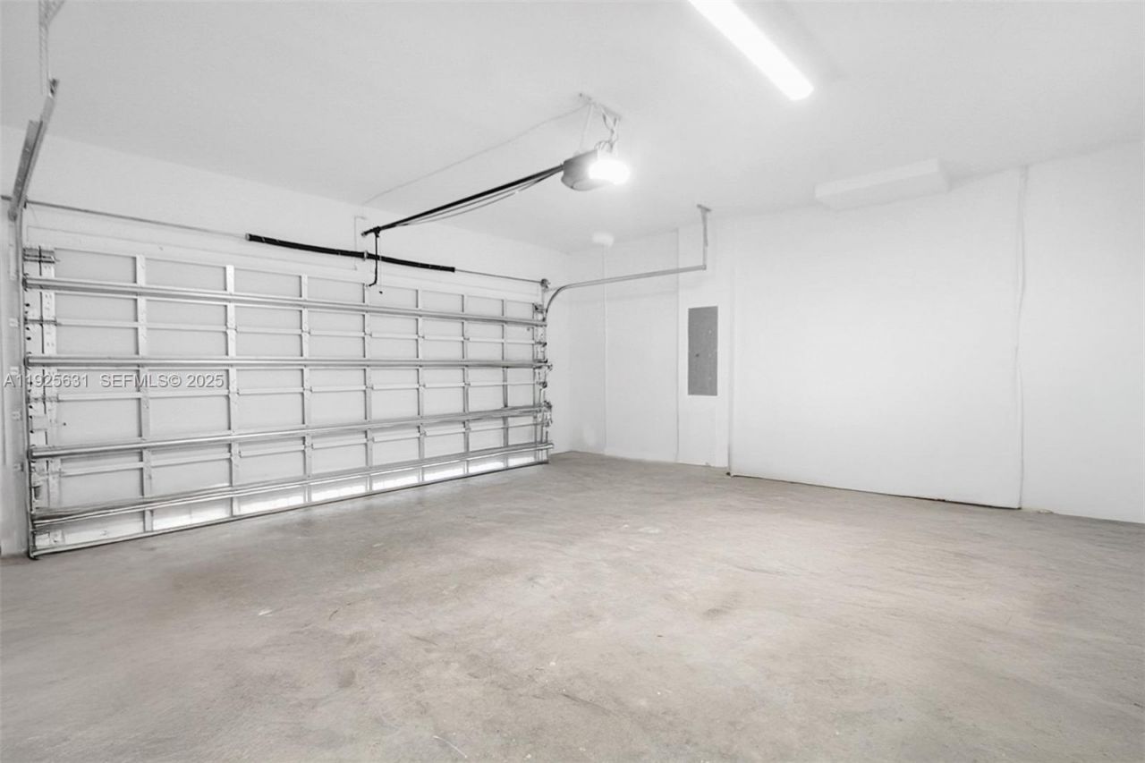 879 SE 26th Ter, Homestead, FL 33035 Photo