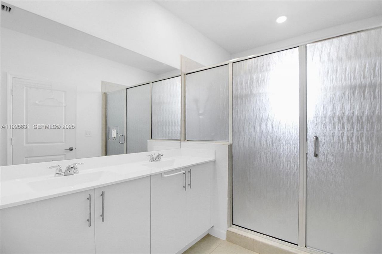 879 SE 26th Ter, Homestead, FL 33035 Photo